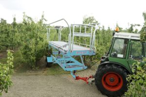 Tažená zvedací pracovní plošina do sadu